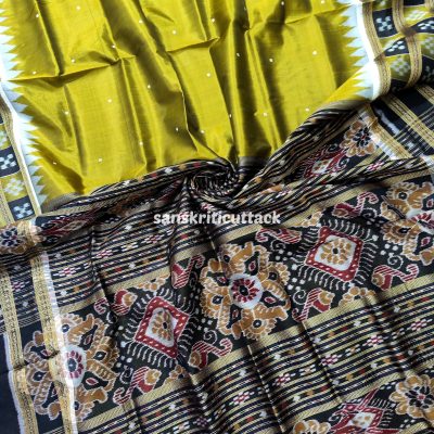 10 Artful Ways to Adorn Plain Silk Sarees and Reign Supreme
