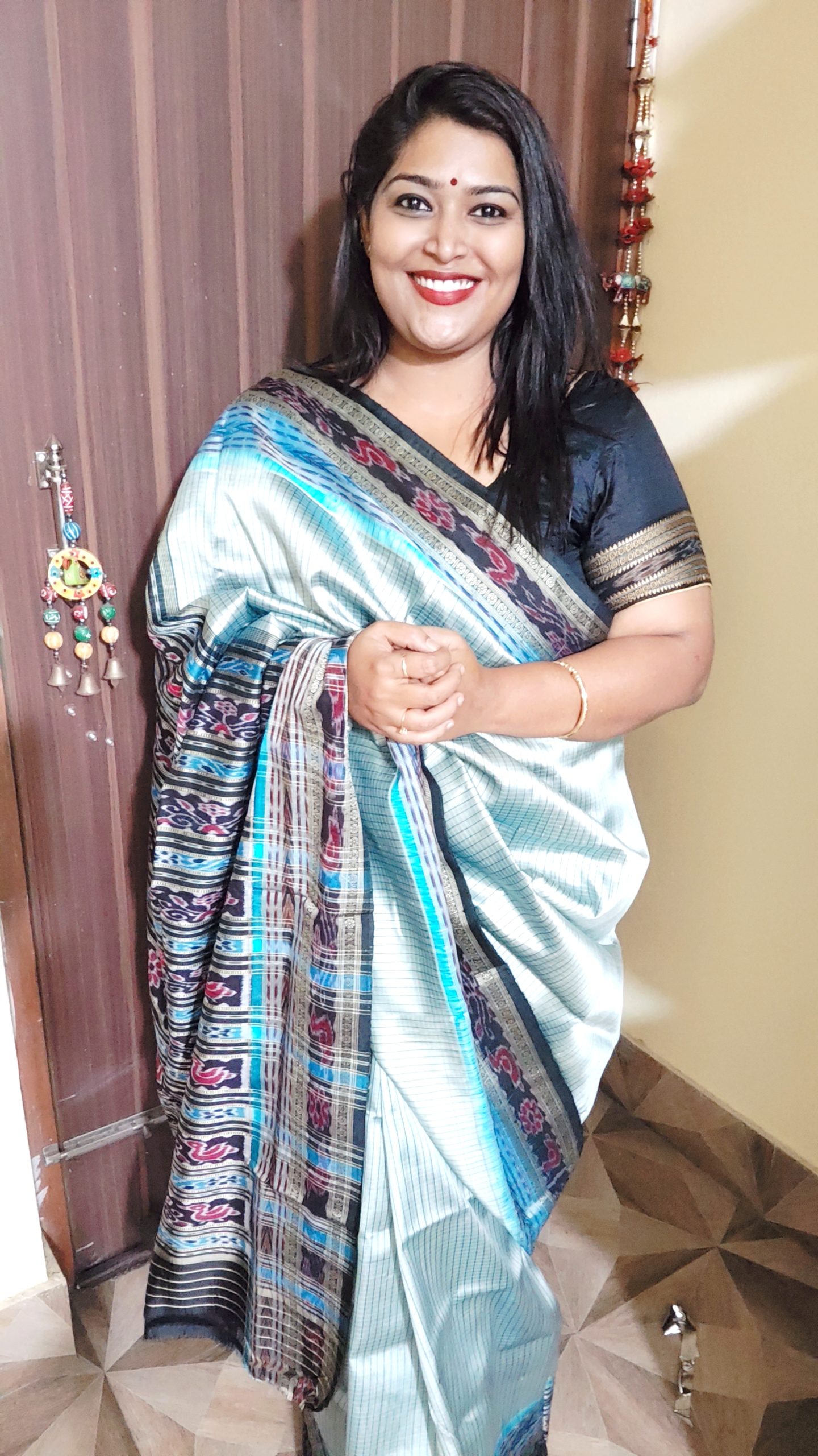 Why Handloom Sarees Work Beautifully for Curvy Women