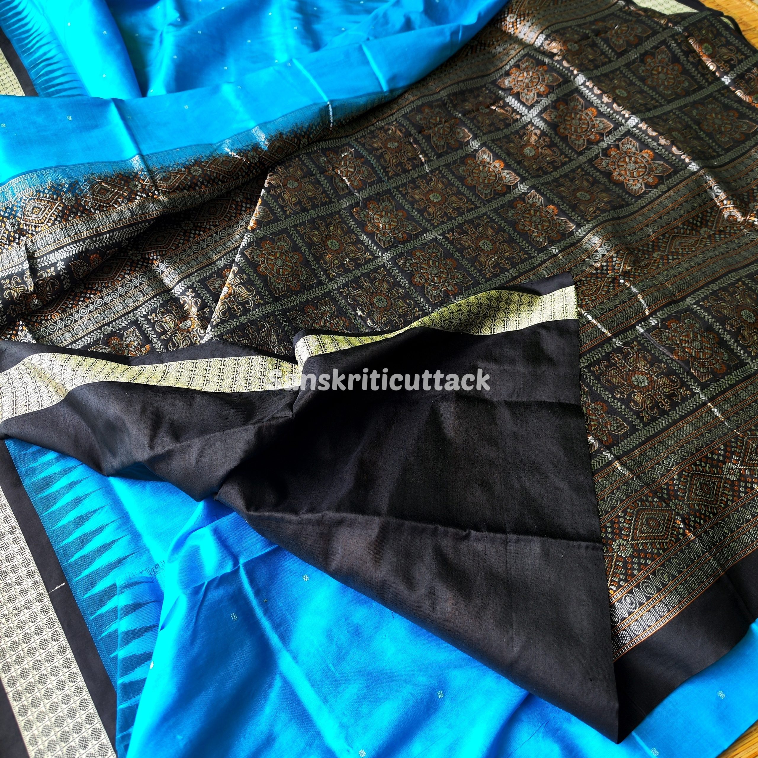 Photo_1731318225113 handloom Bomkai silk saree, traditional Odisha saree, authentic Bomkai silk, Bomkai pata saree, handloom silk saree, Odisha handloom saree, copper sulfate Bomkai saree, saree for special occasions, Bomkai silk saree with blouse, black border saree, elegant handloom saree, silk saree for festive wear, designer Bomkai saree, black pallu Bomkai saree, traditional handloom Bomkai, copper sulfate saree for events, handcrafted Bomkai saree, saree for women, buy Bomkai silk saree, online Bomkai saree shopping, Odisha silk saree, saree with kumbha border, black and copper saree, premium Bomkai saree, wedding Bomkai silk, ethnic wear for women, luxury Bomkai silk