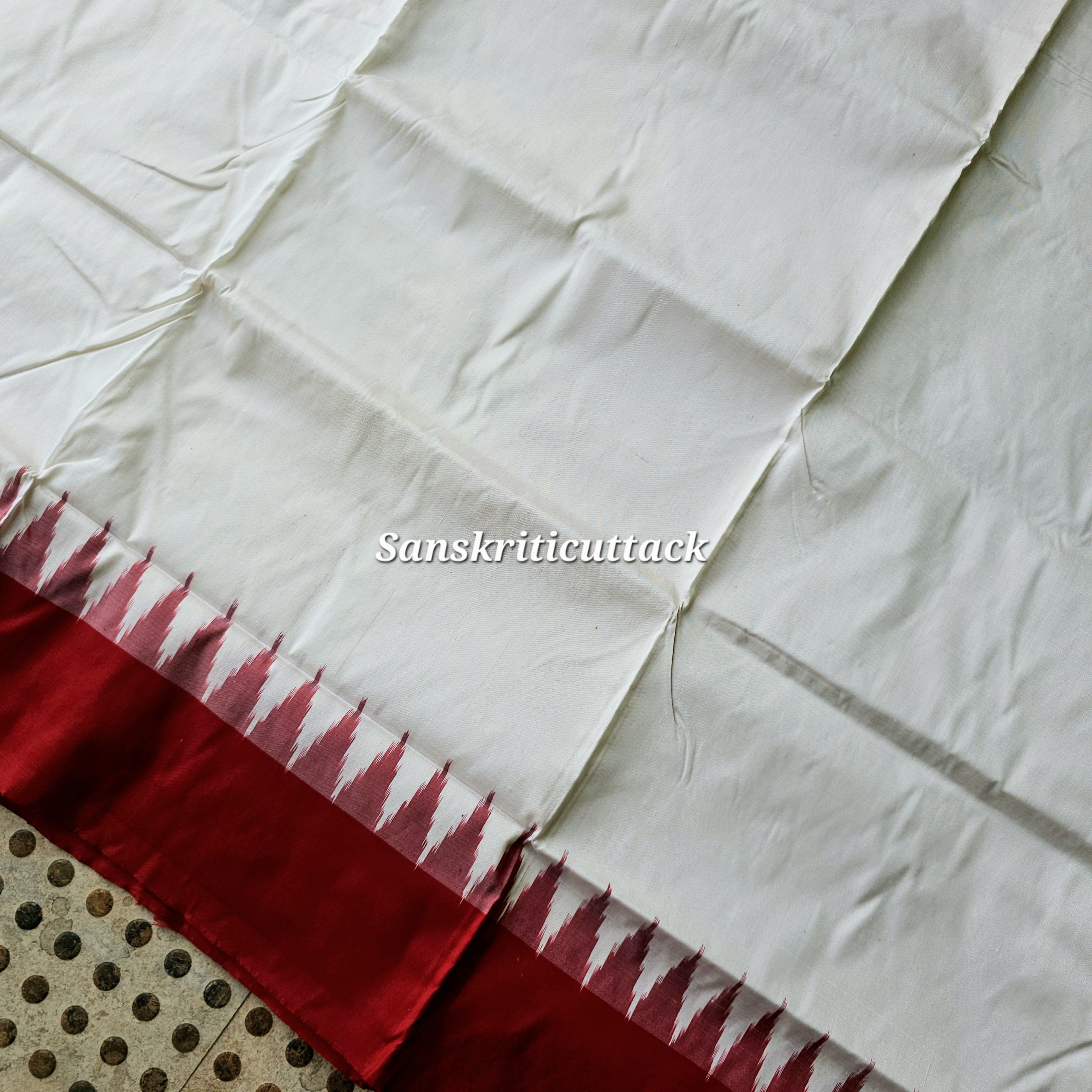 20260205_151823(1) Buy Classic White Red Sambalpuri Silk Saree