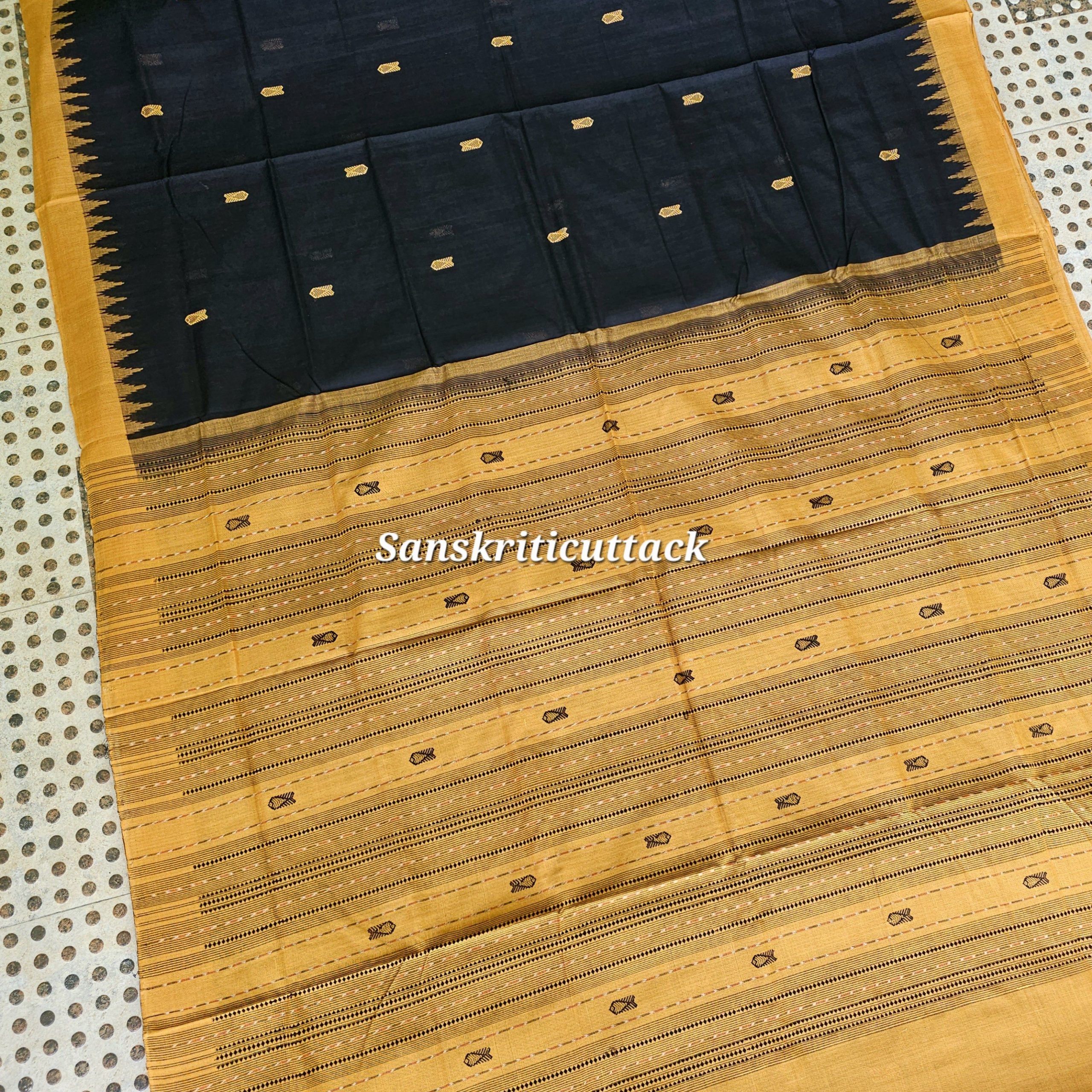 20260208_152901(1) Traditional Handloom Temple Border Saree for Women